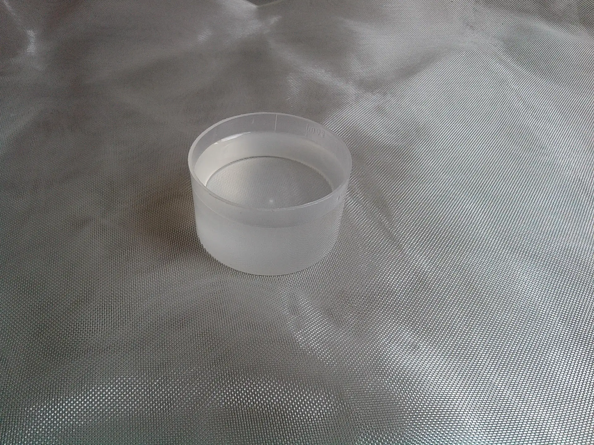 環(huán)氧樹脂是一種常見的高性能材料，具有優(yōu)異的機(jī)械性能、化學(xué)穩(wěn)定性和耐熱性等特點(diǎn)，廣泛應(yīng)用于航空、航天、電子、汽車、建筑等領(lǐng)域。然而，純環(huán)氧樹脂存在著一些問題，如過低的固化速度、需要高溫固化等，因此需要添加固化劑來(lái)改善其性能。  環(huán)氧樹脂固化劑是環(huán)氧樹脂體系中不可或缺的一部分，它們能夠與環(huán)氧樹脂發(fā)生反應(yīng)，形成三維網(wǎng)絡(luò)結(jié)構(gòu)，從而使環(huán)氧樹脂固化并獲得優(yōu)異的性能。下面介紹幾種常見的環(huán)氧樹脂固化劑及其作用原理：  1. 胺類固化劑：胺類固化劑是最常用的環(huán)氧樹脂固化劑之一，包括脂肪族胺、芳香族胺等。它們能夠與環(huán)氧樹脂中的環(huán)氧基發(fā)生加成反應(yīng)，形成胺基與環(huán)氧基相連的鏈狀結(jié)構(gòu)，從而將環(huán)氧樹脂固化成為三維網(wǎng)絡(luò)結(jié)構(gòu)。胺類固化劑具有固化速度快、性能穩(wěn)定等優(yōu)點(diǎn)，但也存在著氨臭味、低溫下固化速度緩慢等缺點(diǎn)。  2. 酸酐類固化劑：酸酐類固化劑是另一種常用的環(huán)氧樹脂固化劑，包括馬來(lái)酸酐、酞酸酐等。它們能夠與環(huán)氧樹脂中的環(huán)氧基發(fā)生環(huán)氧化反應(yīng)，形成四元環(huán)結(jié)構(gòu)，從而將環(huán)氧樹脂固化成為三維網(wǎng)絡(luò)結(jié)構(gòu)。酸酐類固化劑具有固化速度快、高溫下性能穩(wěn)定等優(yōu)點(diǎn)，但也存在著易水解、揮發(fā)性大等缺點(diǎn)。  3. 含硫固化劑：含硫固化劑是近年來(lái)發(fā)展起來(lái)的一種環(huán)氧樹脂固化劑，包括胺硫醇、酚硫醇等。它們能夠與環(huán)氧樹脂中的環(huán)氧基發(fā)生硫化反應(yīng)，形成硫醇（或酚）與環(huán)氧基相連的鏈狀結(jié)構(gòu)，從而將環(huán)氧樹脂固化成為三維網(wǎng)絡(luò)結(jié)構(gòu)。含硫固化劑具有固化速度快、耐高溫等優(yōu)點(diǎn)，但也存在著對(duì)環(huán)境敏感、易引起腐蝕等缺點(diǎn)。  環(huán)氧樹脂固化劑對(duì)于環(huán)氧樹脂的性能影響十分重要，其選擇和使用必須嚴(yán)格按照規(guī)范進(jìn)行。在實(shí)際應(yīng)用中，需要根據(jù)不同的環(huán)境和要求，選擇合適的環(huán)氧樹脂固化劑，并控制好其配比和固化條件。只有這樣，才能保證環(huán)氧樹脂固化劑發(fā)揮最優(yōu)的作用，滿足不同領(lǐng)域?qū)Νh(huán)氧樹脂材料的需求。